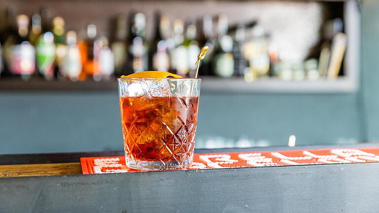 Der alkoholische Negroni in der Bar 'Plou i fa sol' in Würzburg. Der alkoholische Negroni in der Bar 'Plou i fa sol' in Würzburg.