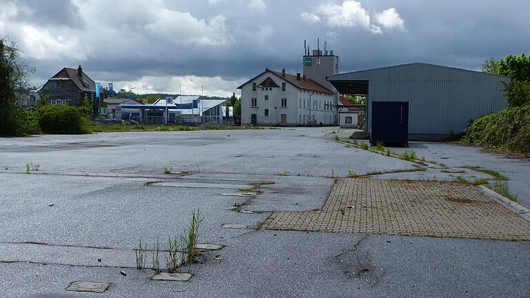 Aus dem früheren Baywa-Gebäude (im Hintergrund) in Volkach soll eine Kita werden. Um sie herum wird auf der versiegelten Fläche nach und nach das neue Viertel namens 'Mainquartier' entstehen.