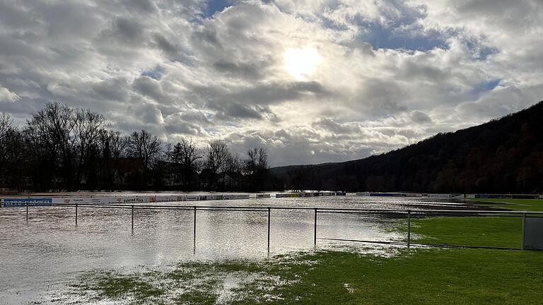 Land unter in Hausen       -  Mit Wassermassen nicht nur von der Fränkischen Saale hat die TSVgg Hausen zu kämpfen.