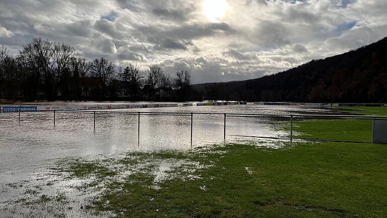 Land unter in Hausen - Mit Wassermassen nicht nur von der Fränkischen Saale hat die TSVgg Hausen zu kämpfen. Land unter in Hausen - Mit Wassermassen nicht nur von der Fränkischen Saale hat die TSVgg Hausen zu kämpfen.