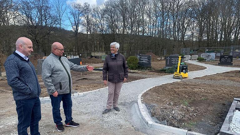 Michael Kastl, Klaus Schebler und Rosina Eckert (von links) sehen sich den Fortschritt der Arbeiten auf dem Münnerstädter Friedhof an.       -  Michael Kastl, Klaus Schebler und Rosina Eckert (von links) sehen sich den Fortschritt der Arbeiten auf dem Münnerstädter Friedhof an.