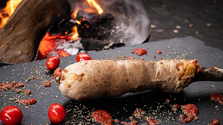 Fertiges Stockbrot       -  Mit Tomaten und Oregano bekommt das Stockbrot eine italienische Note.