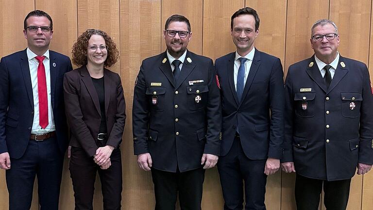 Gratulation (von links): Sennfelds Bürgermeister Oliver Schulze, Wahlleiterin Sonja Weidinger, der neue&nbsp;Kreisbrandrat Alexander Bönig, Landrat Florian Töpper und der bisherige Kreisbrandrat Holger Strunk.