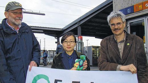 &bdquo;Zerokuma&ldquo; versus &bdquo;Tepco-Godzilla&ldquo;: Akiko Yoshida erinnerte am Hauptbahnhof mit &bdquo;Nullbärchen&ldquo; an den Super-Gau in Fukushima, zusammen mit Richard Mergner (rechts) und Edo Günther vom Bund Naturschutz.