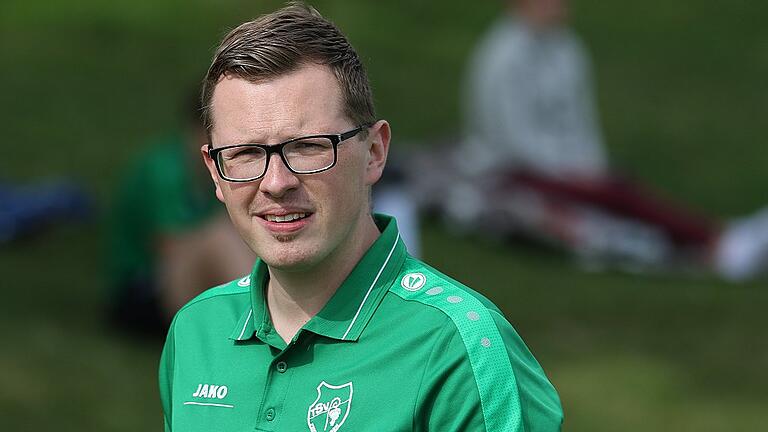 Christian Golden hat den Frickenhäuser Fußballerinnen auch mit Hilfe selbst gedrehter Videos auf die Sprünge zu helfen versucht. Christian Golden hat den Frickenhäuser Fußballerinnen auch mit Hilfe selbst gedrehter Videos auf die Sprünge zu helfen versucht.