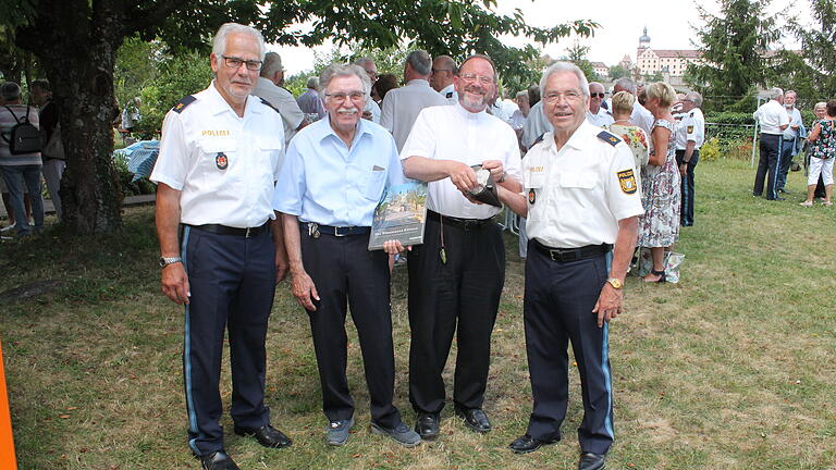 Im Bild (von links) Manfred Stein, stellvertretender Vorsitzender des Polizeichores, Chorleiter Jürgen Pfarr, Pfarrer Josef Treutlein und Polizeichor-Vorsitzender Alois Henn.