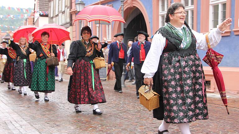 Die Volkstanzgruppe aus Burgsinn in der Sinngrundtracht, die 1983 nach vorhandenen Einzelstücken und Beschreibungen begründet wurde. Die Volkstanzgruppe aus Burgsinn in der Sinngrundtracht, die 1983 nach vorhandenen Einzelstücken und Beschreibungen begründet wurde.