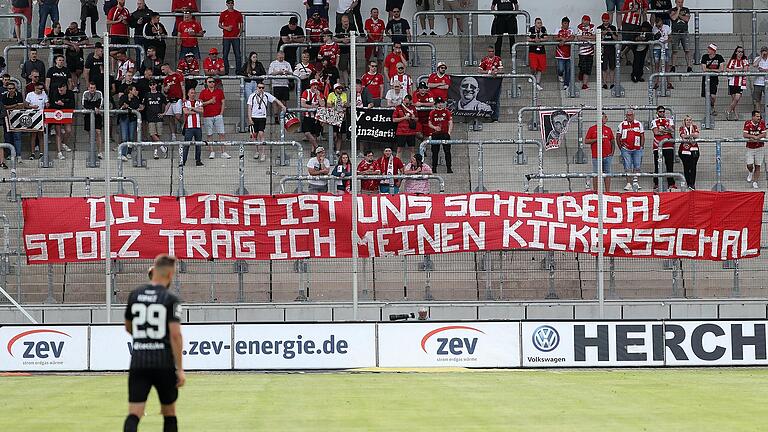 Die mitgereisten Anhänger versicherten&nbsp; den Kickers in Zwickau mit einem Transparent ihre Treue.