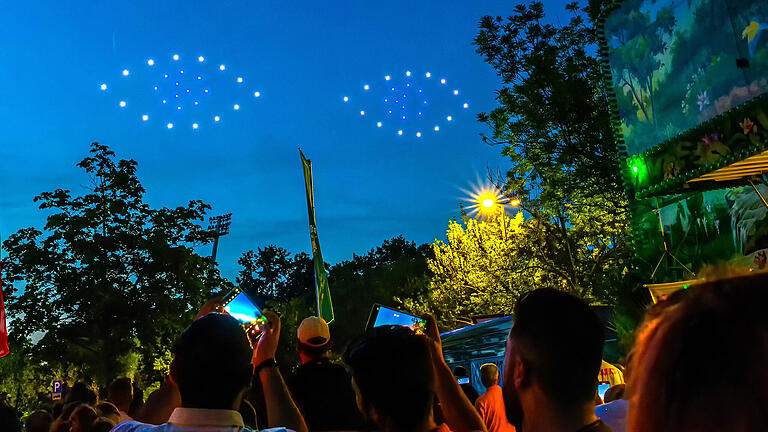 Es war eine Überraschung der Schausteller zum Abschluss des Schweinfurter Volksfestes – und eine gelungene noch dazu. 50 Flugdrohnen ließen am Abendhimmel über Schweinfurt faszinierende Bilder entstehen, vom Universum, dem Leben und uns Menschen.