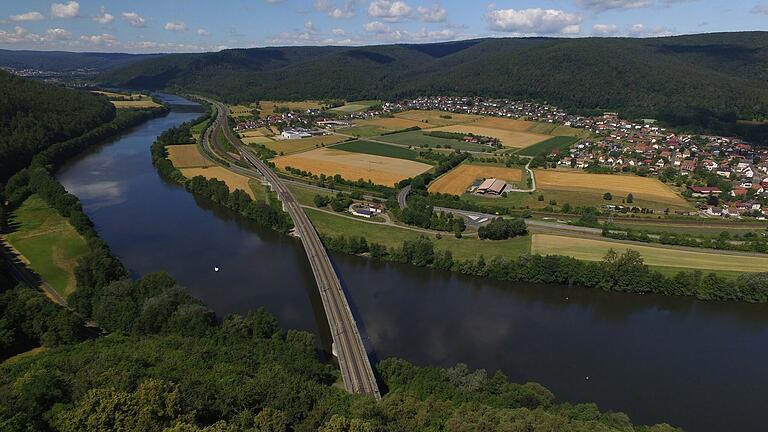 Am Donnerstagabend wurde in Lohr das Ergebnis der Machbarkeitsstudie zum Biosphärenreservat Spessart vorgestellt. Das Bild zeigt den Blick auf den Ort Neuendorf und den Spessart.