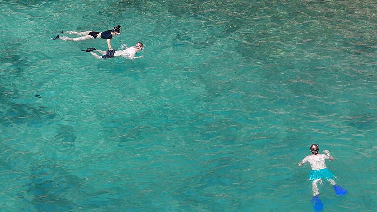 Tourismus auf Mallorca.jpeg       -  Menschen schnorcheln an einem Strand. Kreta bietet mehrere schöne Spots zum Schnorcheln und Tauchen.