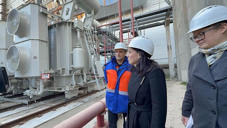 Ukraine-Krieg - Baerbock in Kiew - Baerbock ließ sich eine Energieanlage im Großraum Kiew zeigen, die mehrfach von russischen Raketen getroffen worden war. Ukraine-Krieg - Baerbock in Kiew - Baerbock ließ sich eine Energieanlage im Großraum Kiew zeigen, die mehrfach von russischen Raketen getroffen worden war.