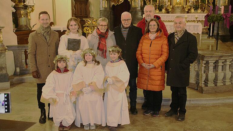 Der Auftakt zum Krippenweg in Gerolzhofen fand in der Stadtpfarrkirche statt. Bürgermeister Thorsten Wozniak, der Gerolzhöfer Weihnachtsengel mit den kleinen Engeln, Gisela und Bruno Steger, Klaus und Claudia Vogt sowie Pfarrer Stefan Mai (von links) stellten sich zum Foto. Der Auftakt zum Krippenweg in Gerolzhofen fand in der Stadtpfarrkirche statt. Bürgermeister Thorsten Wozniak, der Gerolzhöfer Weihnachtsengel mit den kleinen Engeln, Gisela und Bruno Steger, Klaus und Claudia Vogt sowie Pfarrer Stefan Mai (von links) stellten sich zum Foto.