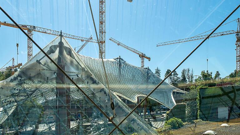 Rhön-Klinikum: Zwei Bettenhäuser werden für den Bau eines Parkhauses abgerissen.