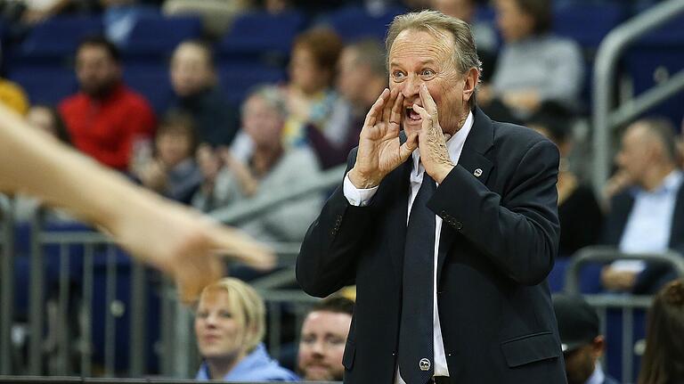 'Ich liebe Basketball, er hält mich jung', sagt der 72-jährige Alba-Trainer Alejandro García Reneses. 'Ich liebe Basketball, er hält mich jung', sagt der 72-jährige Alba-Trainer Alejandro García Reneses.