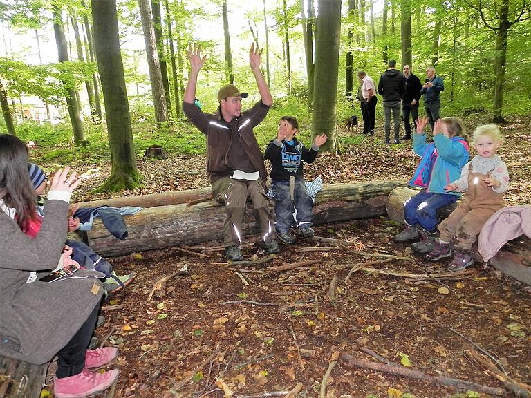 Mit einem fröhlichen Lied endet der Kindergartentag im Waldkindergarten von Hohenroth