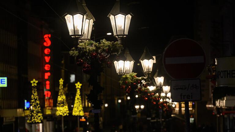 Um die Würzburger Straßenbeleuchtung, hier in der Domstraße, geht es am Donnerstag im Stadtrat. Ein Großteil wurde bereits auf stromsparende LED-Technik umgerüstet, wenn auch der Rest folgt, habe sich dies in vier Jahren amortisiert, sagt ein Fachmann.