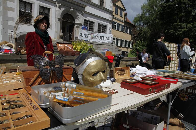 Mit dem Kunstkaufhaus, hier vor dem Alten Gymnasium, bietet der Kulturpackt Künstlern der Region ein Forum.