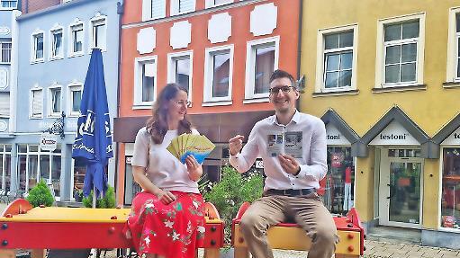 Michaela Queck vom Kulturbüro und Bürgermeister Jan Marberg präsentieren druckfrisch das Ferienprogramm-Heft der Stadt Bad Brückenau.       -  Michaela Queck vom Kulturbüro und Bürgermeister Jan Marberg präsentieren druckfrisch das Ferienprogramm-Heft der Stadt Bad Brückenau.