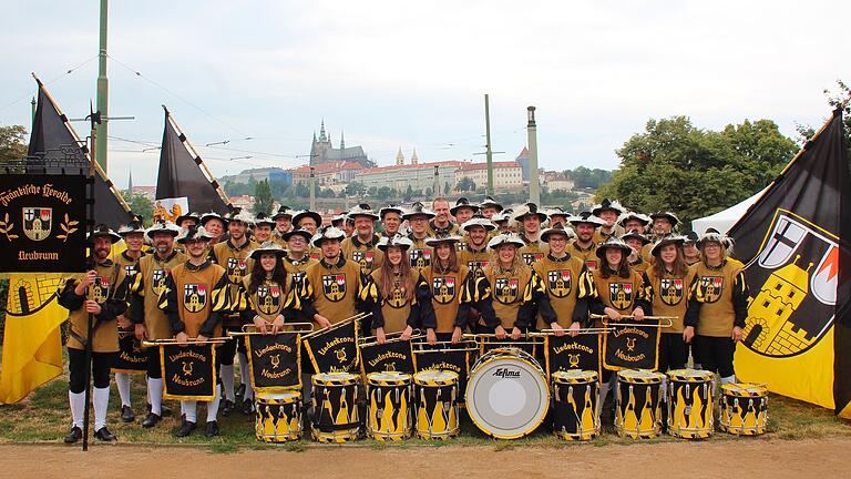 Gruppenbild an der Moldau, im Hintergrund die Prager Burg.