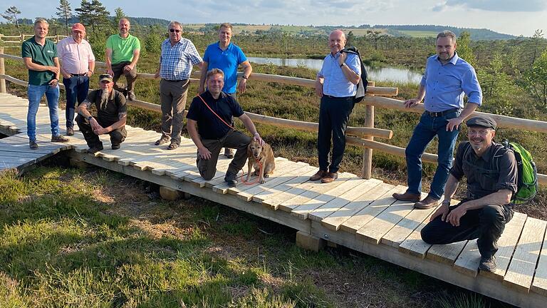 Stelldichein zur offiziellen Bohlensteg-Freigabe am Schwarzen Moor: Im Bild (v. links) Stefan Wimberger (Bayerische Staatsforsten), Michael Geier (Leiter Bayerische Verwaltungsstelle Biosphärenreservat), Ralf Maisch (Zimmerei Maisch), Torsten Kirchner (Gebietsbetreuer Lange Rhön), Fridolin Link (Bürgermeister Hausen), Martin Neumeyer (Vorstandsvorsitzender Bayerische Staatsforsten), Heiko Stölzner (Forstbetriebsleiter Bad Königshofen), Landrat Thomas Habermann, Michael Schnupp (Bürgermeister Fladungen), Klaus Spitzl (Geschäftsführer Naturpark und Biosphärenreservat Bayerische Rhön).