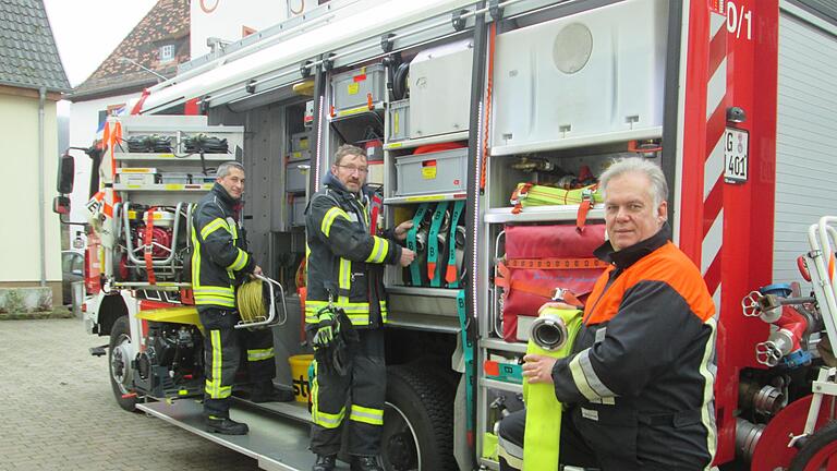 Das geplante, neue Gerätehaus im Fokus muss die Euerdorfer Feuerwehr ihre Bedarfsliste kürzen. Michael Fell, Vize-Vorsitzender Peter Betz und Peter Fritz (von links) sind jedoch optimistisch, dass die Restsumme  für die wichtigsten Erneuerungen noch ausreicht.          Foto: Winfried Ehling       -  Das geplante, neue Gerätehaus im Fokus muss die Euerdorfer Feuerwehr ihre Bedarfsliste kürzen. Michael Fell, Vize-Vorsitzender Peter Betz und Peter Fritz (von links) sind jedoch optimistisch, dass die Restsumme  für die wichtigsten Erneuerungen noch ausreicht.          Foto: Winfried Ehling