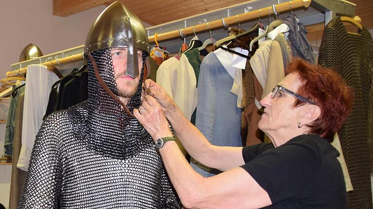 15 Kilo schwer ist das metallene Kettenhemd, das der Sömmersdorfer Schauspieler Florian Selzam hier mit Hilfe von Kostümbildnerin Elisabeth Trott anprobiert. Der Stahlhelm wiegt noch einmal drei Kilo.