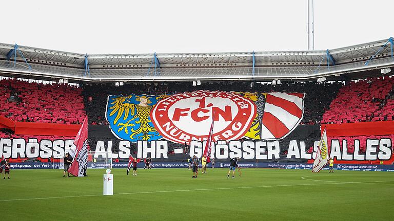 Die kreative Seite der Ultras: Mit solch farbenfrohen und aufwändigen Choreographien wie hier in Nürnberg&nbsp; begeistern sie auch den durchschnittlichen Stadion-Besucher.