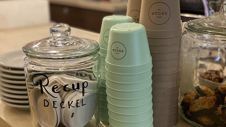 Seit circa zwei Jahren wird in der kleinen Kafferösterei in Schweinfurt bereits das Pfandsystem von Recup angeboten. Ab 1. Januar 2023 gilt eine allgemeine Mehrwegpflicht. Seit circa zwei Jahren wird in der kleinen Kafferösterei in Schweinfurt bereits das Pfandsystem von Recup angeboten. Ab 1. Januar 2023 gilt eine allgemeine Mehrwegpflicht. 