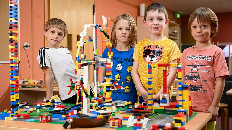 Linus, Clemens, Constantin und Julius (von links) stehen vor einem Lego-Modell des Kiliani Volksfestes im Kindergarten St. Hildegard in Würzburg.