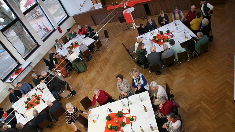 Neujahrstreffen der Tafel-Mitarbeiter. Die drei Ausgabeteams und das Fahrerteam waren zum Informationsaustausch und zum geselligen Beisammensein zusammengekommen.