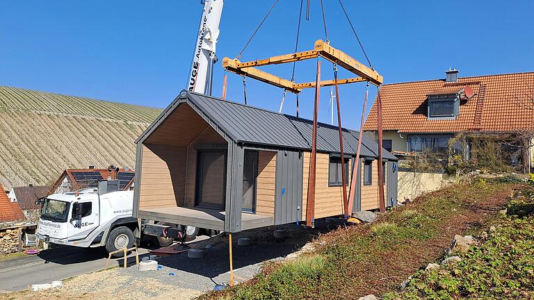 Das Kompakthaus wurde mit dem Kran vom Tieflader auf die Sockel gehoben. Mit großer Sorgfalt transportierte der Krankführer das neue Haus der Familie Treml. Das Kompakthaus wurde mit dem Kran vom Tieflader auf die Sockel gehoben. Mit großer Sorgfalt transportierte der Krankführer das neue Haus der Familie Treml.