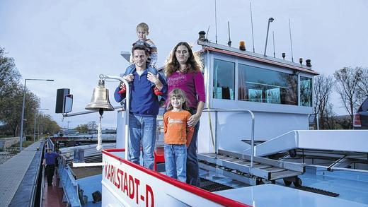 Leben auf dem Schiff: Achim und Christina Schäfer mit ihren beiden Kindern Robin und Alisha auf der MS Schönrain. An der Reling steht Steuermann Randy.