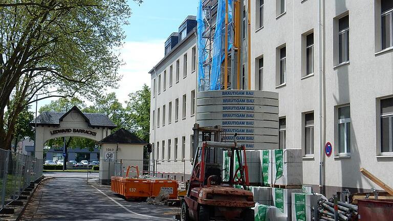 Das Studentenwerk baut eines der Gebäude am Ehrenhof der Ledward-Kaserne zum Studentenwohnheim aus.