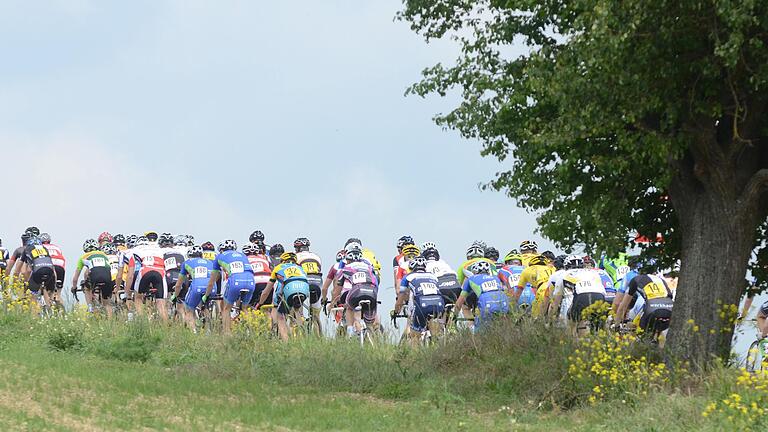 Sportler in bunten Radsport-Trikots werden am Sonntag rund um Karbach unterwegs sein.