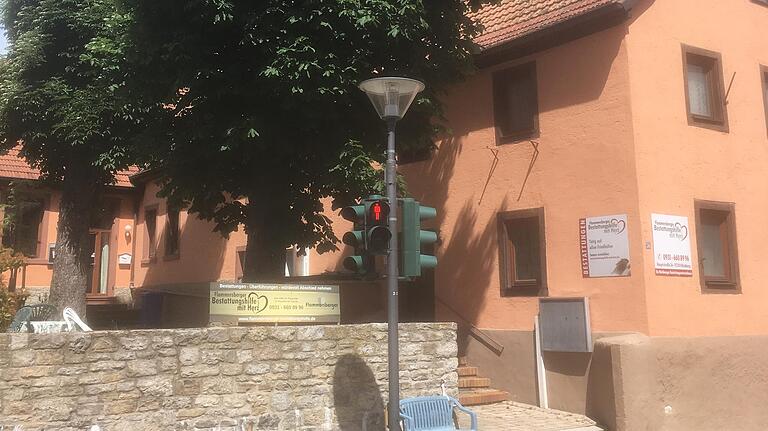Das Anwesen von Elmar Hofmann in der Hauptstraße 56 in Höchberg. Früher beherbergte das Haus einen Gasthof; die 'Kammerlichtspiele' befanden sich links im Anbau. Das Anwesen von Elmar Hofmann in der Hauptstraße 56 in Höchberg. Früher beherbergte das Haus einen Gasthof; die 'Kammerlichtspiele' befanden sich links im Anbau.