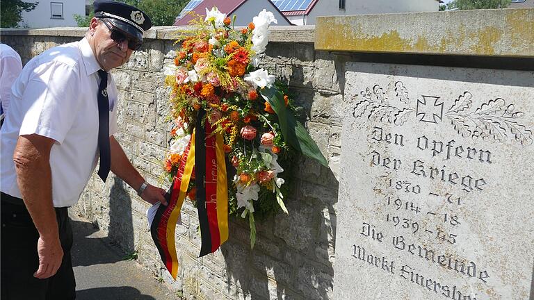 Der stellvertretende Vorsitzende der Kameradschaft, Herbert Klein, brachte an der Gedenktafel am Friedhof einen Kranz zum Gedenken an.