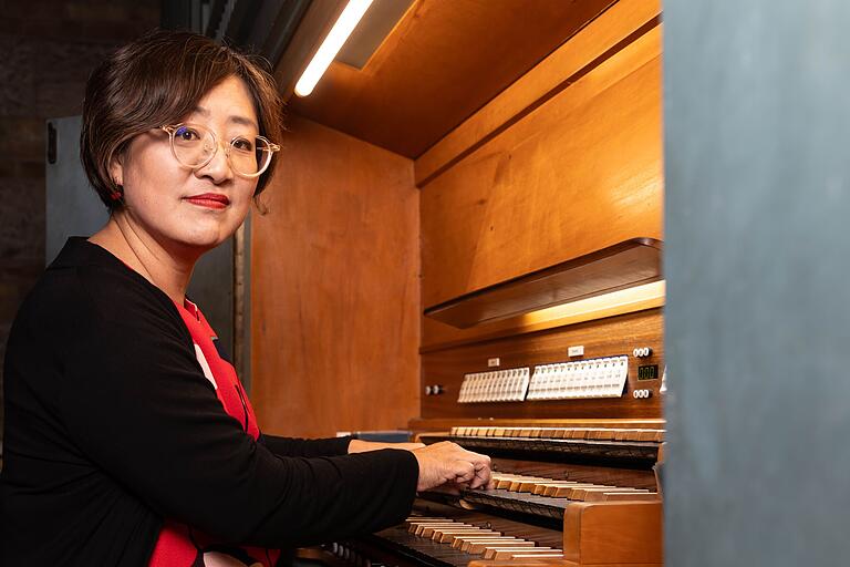 'Die Orgel ist eine Dame aus den 60er-Jahren.' Hae-Kyung Jung am Spieltisch auf der Empore von St. Johannis.