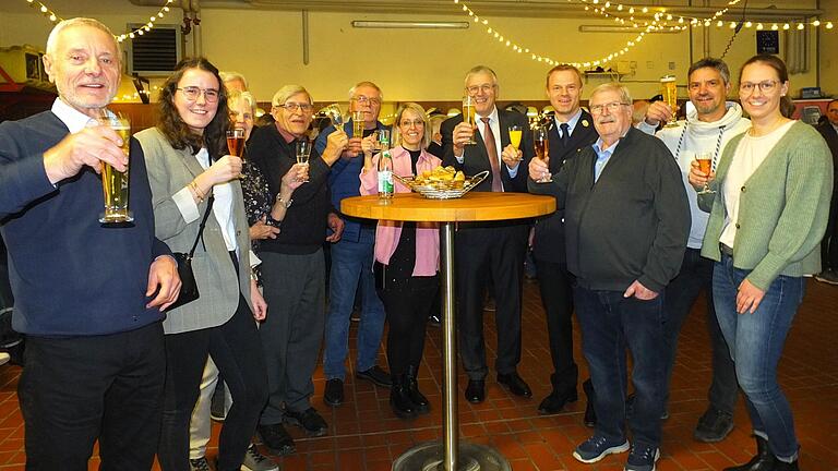 Zum Wohl. Die Gäste beim Sonderhöfer Neujahrsempfang konnten nach dreijähriger Pause wieder mit Bürgermeister Heribert Neckermann und Kommandant Tobias Müller (6.u.7 von links) das Glas erheben