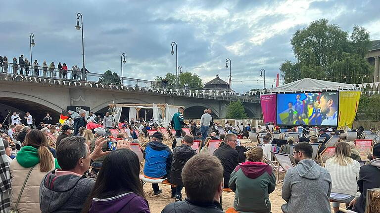 Beim Kiss Beach in Bad Kissingen an der Ludwigsbrücke war einiges los.       -  Beim Kiss Beach in Bad Kissingen an der Ludwigsbrücke war einiges los.