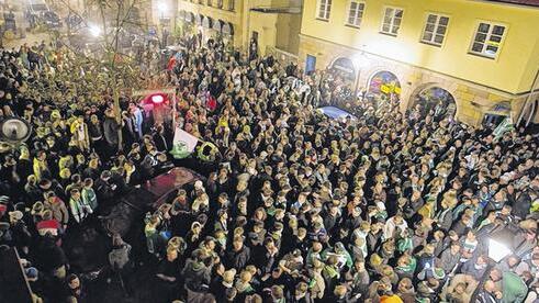 Wo die Nacht zum Tag wird: In der Gustavstraße versammelten sich am Montag zu später Stunde Tausende Fans der SpVgg Greuther Fürth zu einer spontanen Aufstiegsfeier. Wo die Nacht zum Tag wird: In der Gustavstraße versammelten sich am Montag zu später Stunde Tausende Fans der SpVgg Greuther Fürth zu einer spontanen Aufstiegsfeier.