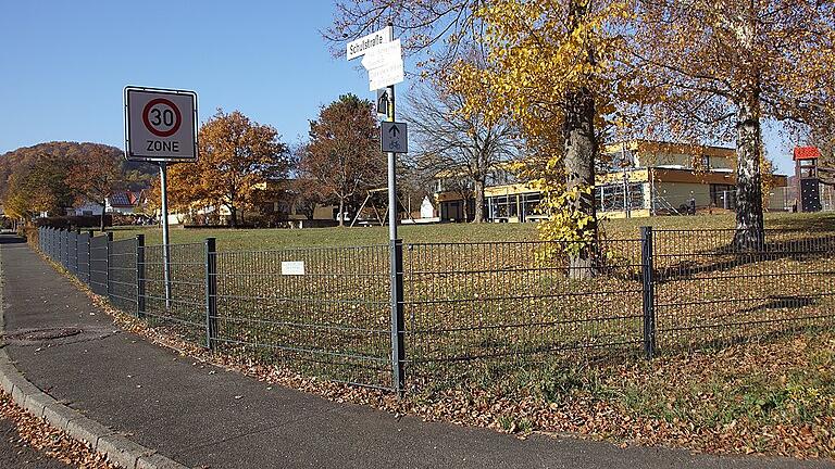 An der Einmündung in die Straße nach Obersteinbach wurde der Spielplatz an der Schule in Untersteinbach bereits eingezäunt, jetzt soll der Zaun bis zum Eingang zum Schulgelände auch im Siedlungsbereich verlängert werden.