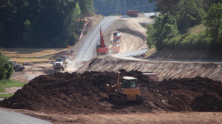 Riesige Erdbewegungen sind für den Straßenbau zwischen Frickenhausen und der Geckenauer Kreuzung erforderlich.&nbsp;