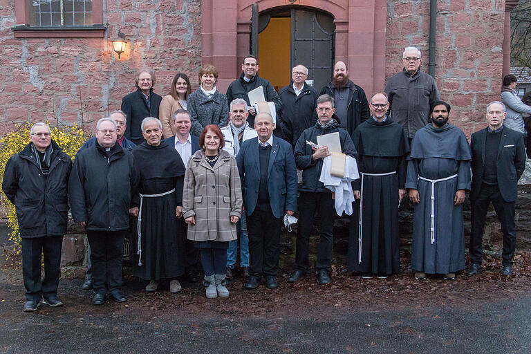 Nach dem feierlichen Gottesdienst zur offiziellen Errichtung des pastoralen Raumes Gemünden stellte sich das anwesende Pastoralteam vor der Langenprozeltener Kirche Sankt Wendelin zu einem Gruppenfoto: Untere Reihe: Pfarrer Dr. Edward Zarosa, Pfarrer Richard Englert, Diakon Heribert Ranff, Br. Paul-Maria, Pastoralreferent Thorsten Kapperer, Pastoralreferentin Edith Fecher, Religionspädagoge Uwe Breitenbach, Domkapitular Albin Krämer, Pfarrer Norbert Thoma, Guardian Br. Steffen, Br. Lawrence, Diakon Erich Höfling 
Obere Reihe: Pastoralreferent Burkhard Fecher, Pastoralassistentin Lara Bruck, Cordula Bils, Pfarrer Johannes Werst, Diakon Walter Konrad, Pastoralassistent Sebastian Walter, Diakon Anton Siegler