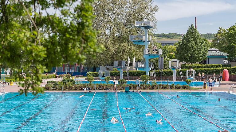 Mitte Mai eröffnete das Dallenbergbad in Würzburg die Badesaison mit einer Wassertemperatur von 23 Grad. Allerdings entfällt ab dieser Saison der Rabatt für behinderte Menschen, den es jahrzehntelang gegeben hatte.