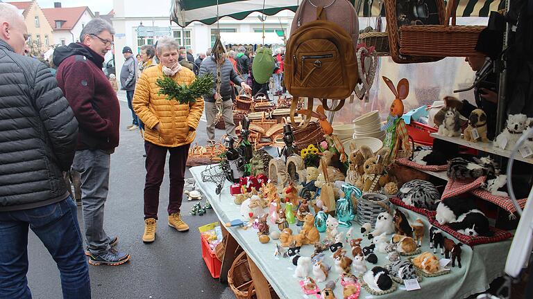 An den Ständen der Markttreibenden in Gerolzhofen gab es auch Frühlings- und Osterdeko.