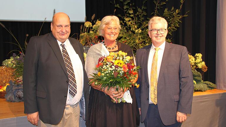 Gerd Düll, Elfi Raunecker, die das AELF Kitzingen-Würzburg während der Krankheit seines Vorgängers führte, und Ministerialdirektor Hubert Bittlmayer bei der Feierstunde in Iphofen. Gerd Düll, Elfi Raunecker, die das AELF Kitzingen-Würzburg während der Krankheit seines Vorgängers führte, und Ministerialdirektor Hubert Bittlmayer bei der Feierstunde in Iphofen.