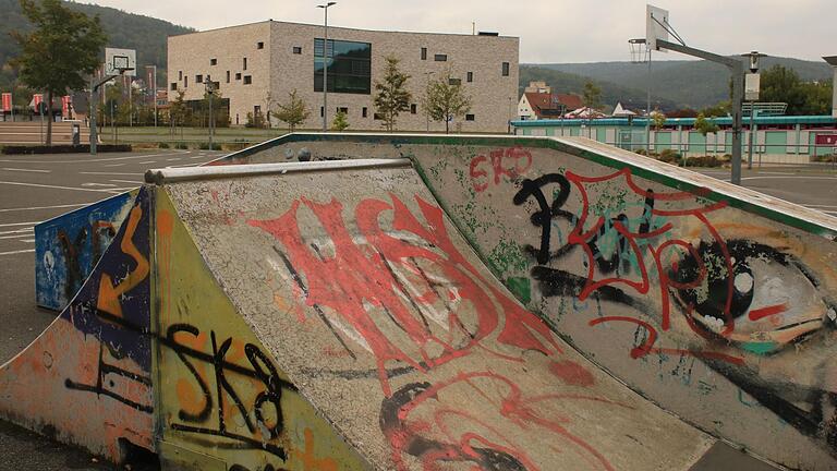 Der Lohrer Skaterplatz ist in die Jahre gekommen und laut Bürgermeister Mario Paul als solcher kaum mehr zu benutzen. Doch das für die Sanierung und eine mögliche Erweiterung vorgesehen Geld wurde nun aus der Finanzplanung der Stadt vorerst gestrichen.