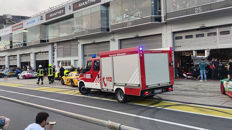 Verletzte nach Explosion im Fahrerlager am Nürburgring       -  Einen Tag nach einer Explosion am Nürburgring ermittelt die Polizei weiter. (Foto aktuell)