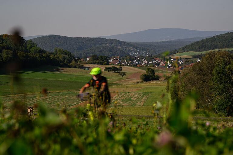 Knackiger Anstieg, aber eine wunderbare Aussicht. Kurz hinter Arnshausen geht es bergan Richtung Terzenbrunn. Knackiger Anstieg, aber eine wunderbare Aussicht. Kurz hinter Arnshausen geht es bergan Richtung Terzenbrunn.